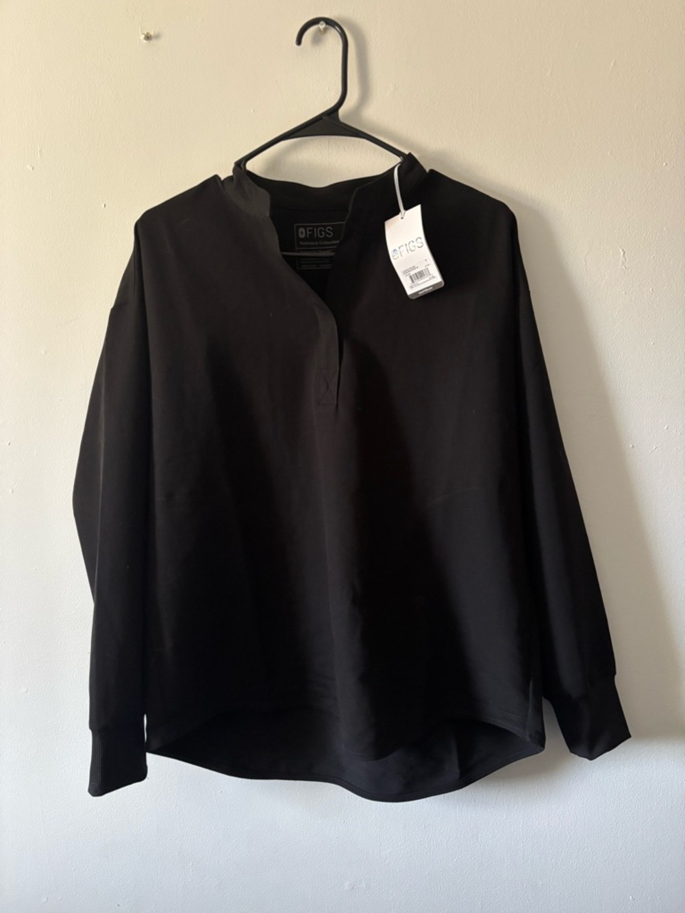FIGS Black Long-Sleeve Scrub Top